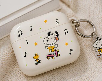 Funda beige para AirPods inspirada en Snoopy, con diseño de perro patinando y auriculares. Funda para AirPods Pro 2 con un diseño adorable y estético. Regalo ideal para amantes de la música.