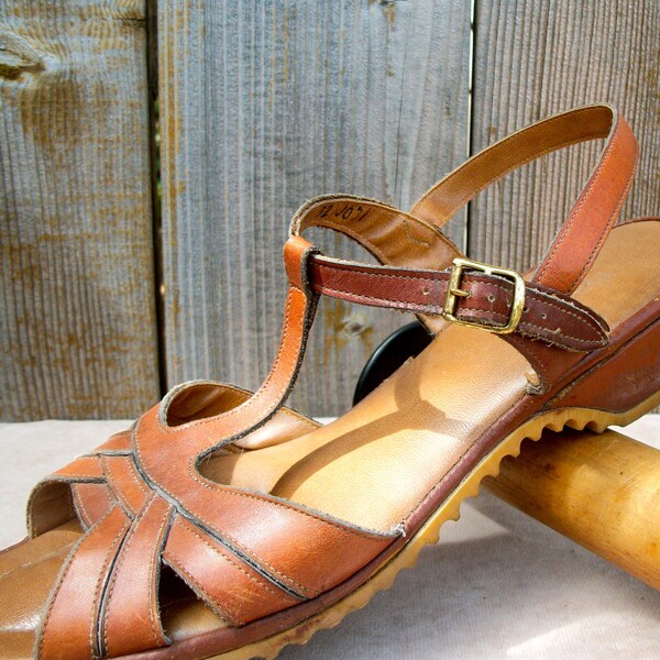 Vintage T-strap leather sandles, rusty orange, size 10