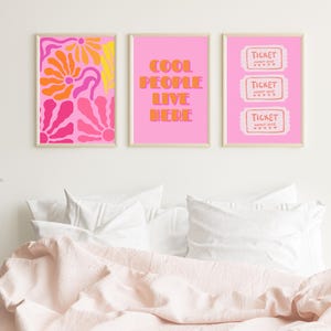 Op de afbeelding: Drie ingelijste kunstprints met een retro esthetiek. De prints tonen een bloemenontwerp, de tekst "COOL PEOPLE LIVE HERE" en drie kaartjes. Het kleurenpalet omvat roze, oranje en geel.