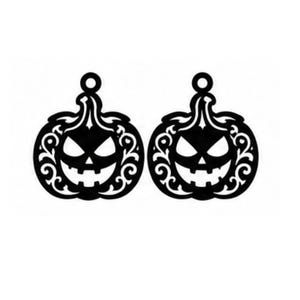 Op de afbeelding: Een paar platte, zwarte pompoenvormige hangers met ingewikkelde, wervelende filigraan uitsparingen. Elke pompoen heeft een jack-o'-lantern gezicht met driehoekige ogen, een brede, getande grijns en een ronde lus aan de bovenkant.