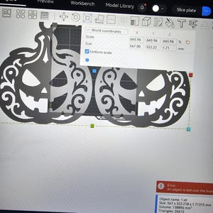 Op de afbeelding: Een digitale interface van AnycubicSlicerNext met een 3D-model van twee identieke pompoenen met complexe uitsparingen. Een co&ouml;rdinatenvenster toont afmetingen van 567,00 bij 322,22 bij 1,71 mm en een foutmelding over de objectbegrenzing.