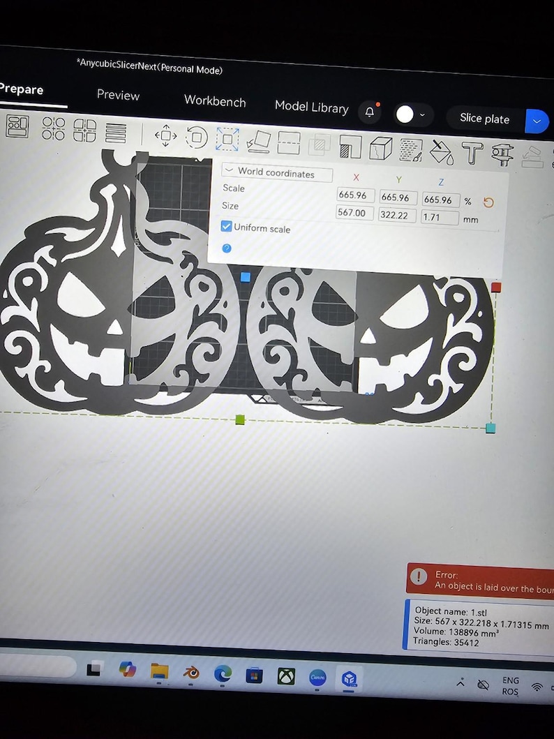 Op de afbeelding: Een digitale interface van AnycubicSlicerNext met een 3D-model van twee identieke pompoenen met complexe uitsparingen. Een co&ouml;rdinatenvenster toont afmetingen van 567,00 bij 322,22 bij 1,71 mm en een foutmelding over de objectbegrenzing.