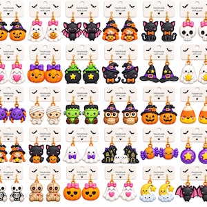 Può includere: Una collezione di trenta paia di orecchini pendenti a tema Halloween presentati su singole carte bianche. Gli orecchini presentano vari ciondoli colorati tra cui zucche, fantasmi, pipistrelli, gatti neri, teschi, streghe, caramelle e case infestate.