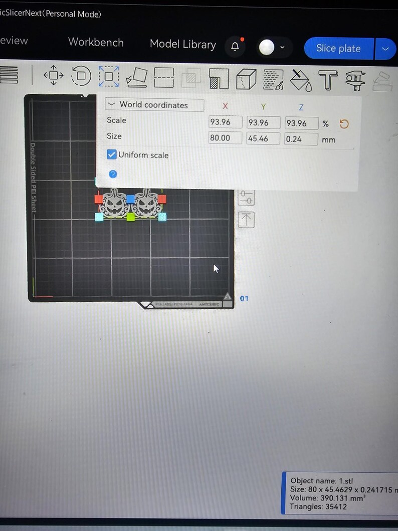 Op de afbeelding: Een digitale interface voor 3D-printsoftware met een rasterwerkruimte en twee pompoenvormige ontwerpen. Een co&ouml;rdinatenvenster toont afmetingen van 80,00 mm bij 45,46 mm bij 0,24 mm. De software is OrcaSlicerNext en toont het object 1.stl.
