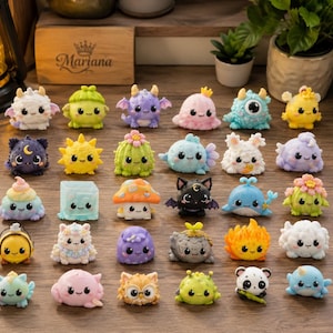 Puede incluir: Una colección de veintinueve pequeñas figuras estilizadas de animales y criaturas dispuestas en una cuadrícula. Las figuras presentan diseños diversos que incluyen un cactus, un hongo, una ballena, un panda y varios seres míticos con colores brillantes.