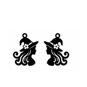 Op de afbeelding: Een paar zwarte silhouetbedels met het profiel van een persoon met lang golvend haar die een puntmuts draagt, versierd met een klein bloemetje. Elke bedel heeft een cirkelvormig oogje aan de bovenkant en is uitgevoerd in effen zwart.