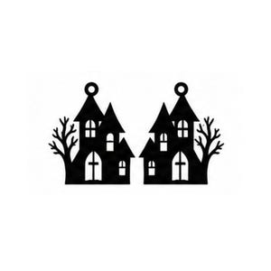 Op de afbeelding: Een paar zwarte, platte hangers in de vorm van huissilhouetten met puntdaken en boogramen. Elk huis heeft een kale, bladloze boom aan &eacute;&eacute;n kant en een cirkelvormig oogje aan de bovenkant voor ophanging of bevestigingsdoeleinden.