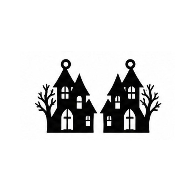 Op de afbeelding: Een paar zwarte, platte hangers in de vorm van huissilhouetten met puntdaken en boogramen. Elk huis heeft een kale, bladloze boom aan &eacute;&eacute;n kant en een cirkelvormig oogje aan de bovenkant voor ophanging of bevestigingsdoeleinden.