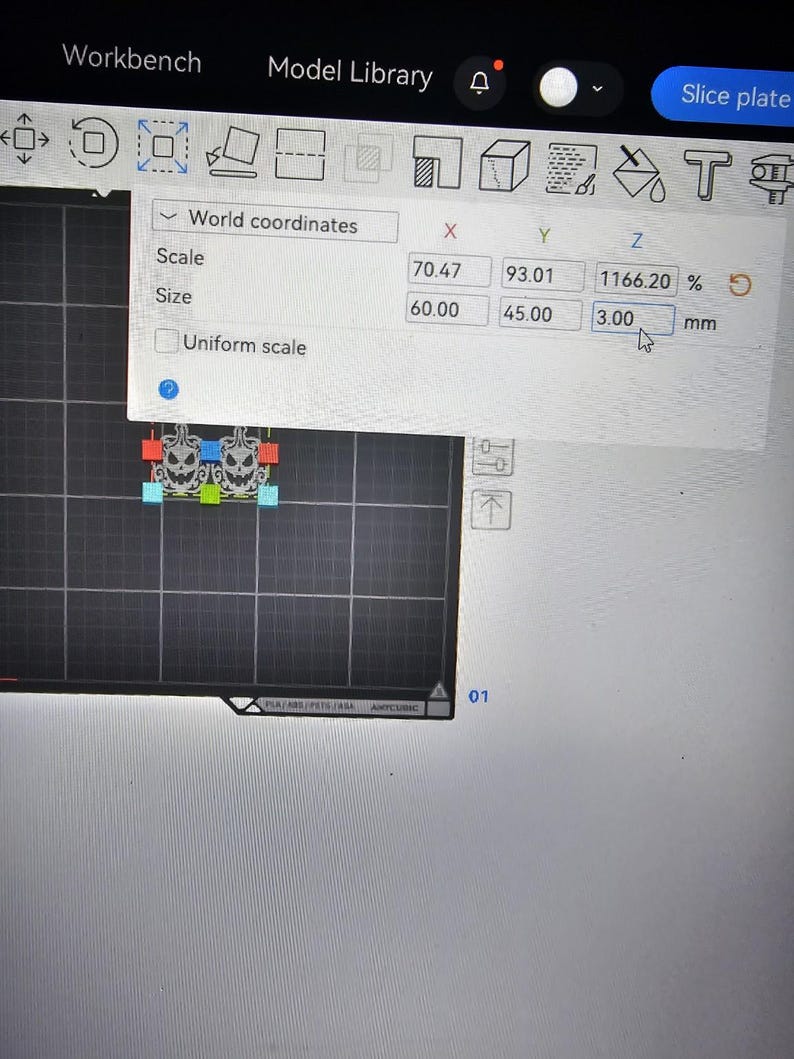 Op de afbeelding: Een digitale interface toont een 3D-modelleringsscherm met een werkbankweergave. Het display bevat een pop-upvenster met wereldco&ouml;rdinaten, schaalinstellingen en afmetingen van 60,00 mm bij 45,00 mm bij 3,00 mm voor een pompoengrafiek.