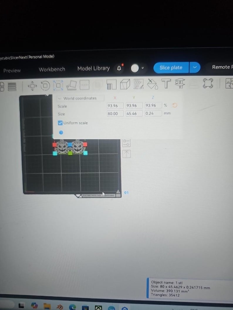 Op de afbeelding: Een computerscherm met de AnycubicSlicerNext software-interface en een 3D-model van twee pompoenen op een raster. Een pop-upvenster toont wereldco&ouml;rdinaten met een afmeting van 80,00 x 45,46 x 0,24 mm en een uniforme schaal van 93,96%.