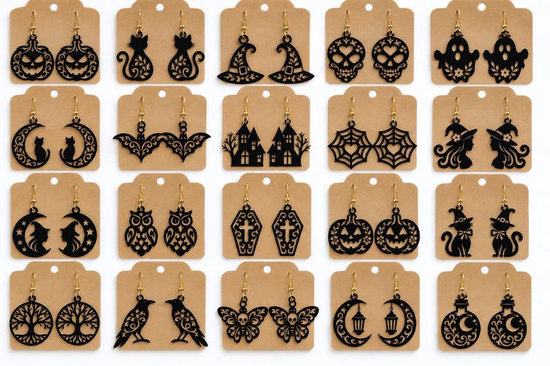 Op de afbeelding: Een collectie van twintig paar zwart lasergesneden acryl oorbellen met diverse Halloween-thema ontwerpen, waaronder pompoenen, katten, schedels, geesten, vleermuizen, spookhuizen, spinnenwebben, heksen, uilen, doodskisten, bomen, raven, vlinders en lantaarns.