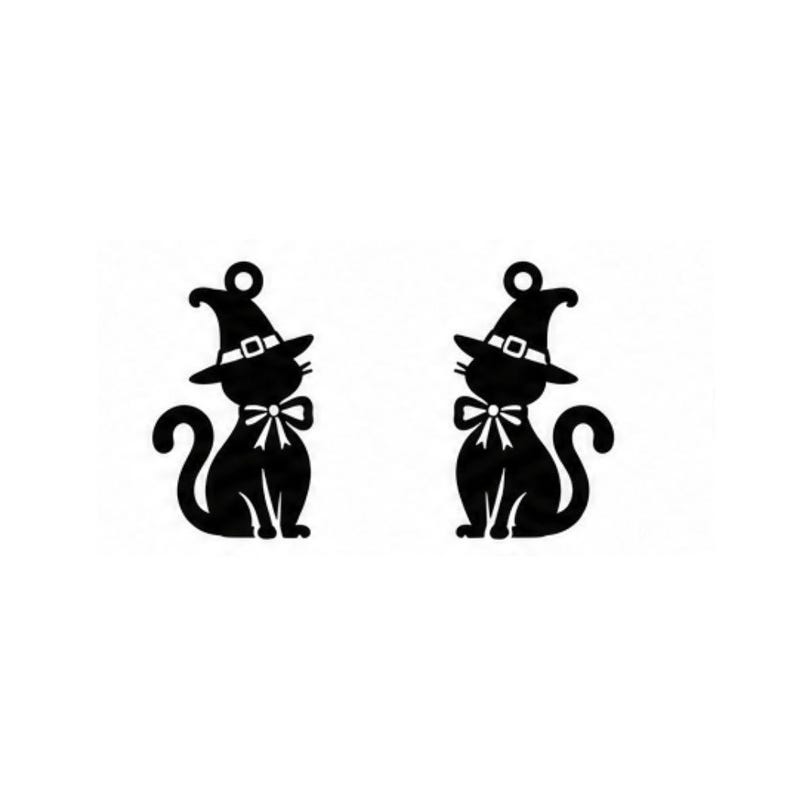 Op de afbeelding: Twee identieke zwarte silhouetten van katten die puntige heksenhoeden dragen met gespbanden en strikken om hun nek. Elke katfiguur heeft een kleine ronde lus aan de bovenkant van de hoed, wat suggereert dat ze bedoeld zijn als bedels.