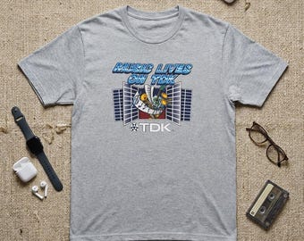 La musica vive su Retro Boombox / T-shirt grafica TDK / Grafica del mangianastri Stranger Meme