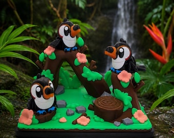 Diorama de tucanes en la selva tropical / Exhibidor de aves tropicales en estante