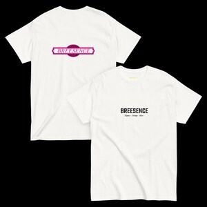 Könnte beinhalten: Zwei weiße T-Shirts mit dem Wort "BREESENCE" aufgedruckt. Eines hat das Wort in einem magentafarbenen Banner auf dem Rücken. Das andere hat das Wort in Schwarz auf der Vorderseite, darunter "Filipino - Heritage - Miami".