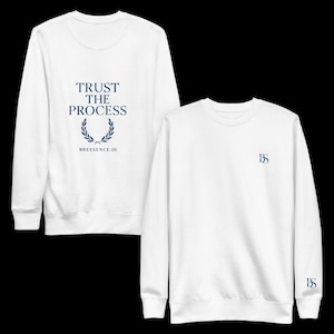Puede incluir: Dos sudaderas blancas. Una presenta el texto azul marino «TRUST THE PROCESS», una corona de laurel y «BREESENCE OX». La otra tiene «BS» bordado en azul marino en el pecho y la manga.