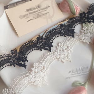 10 ヤード 3 cm 1.18 インチ幅 ブラック/アイボリー フローラル スカロップ 刺繍 DIY 子供用 人形 スカート ドレス シャツ ランジェリー エッジ レース トリム リボン C19U62K231012V