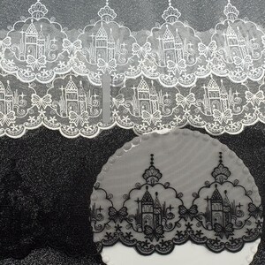 Peut inclure: Ruban de dentelle blanc et noir avec un motif r&eacute;p&eacute;titif de silhouettes de ch&acirc;teaux, d'&eacute;toiles et de n&oelig;uds. La broderie complexe est appliqu&eacute;e sur un tissu en maille transparente avec un bord festonn&eacute;, r&eacute;v&eacute;lant un design architectural d&eacute;taill&eacute;.