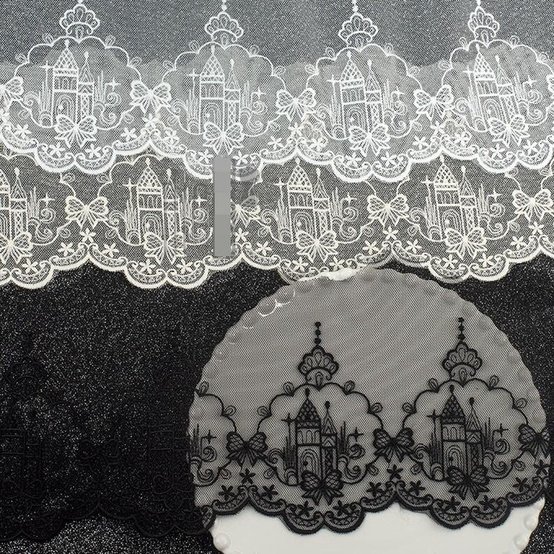 Peut inclure: Ruban de dentelle blanc et noir avec un motif r&eacute;p&eacute;titif de silhouettes de ch&acirc;teaux, d'&eacute;toiles et de n&oelig;uds. La broderie complexe est appliqu&eacute;e sur un tissu en maille transparente avec un bord festonn&eacute;, r&eacute;v&eacute;lant un design architectural d&eacute;taill&eacute;.