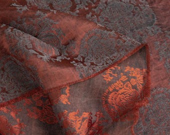 Set composto da gilet, gonna e pantaloni in tessuto jacquard di nylon cerato marrone/verde/nero con stampa floreale in rilievo (modello T25V182P251030C).