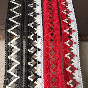 5 yards 3 cm 1,18 "breites Schwarz weißes rotes ausgehöhltes Kreuz PU-Lederband Gitter gewebtes Band Spitzenbesatz Kleidung Rock Zubehör C43P1V250323C