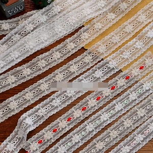 10 Meter 2,5 cm 0,98 "breites elfenbein / beiges Netz Baumwolle Blumenstickerei Borte Spitzenbesatz Band Hut Kleid Jacke Kantenmaterialien N20T839P250408U