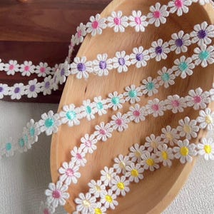 5メートル 1.5cm 0.59インチ幅 イエロー/ピンク/ブルー デイジー刺繍 子供 ベビードール シャツ スカート ドレス 縁飾り レーストリム X28C640P240718R