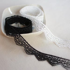 10 Meter 1,9 cm 0.74 "breites schwarz / elfenbein gewelltes Gewebe Rosenstickerei Kleidung Nähen Spitzenband Spitzenband H23R367R221222T