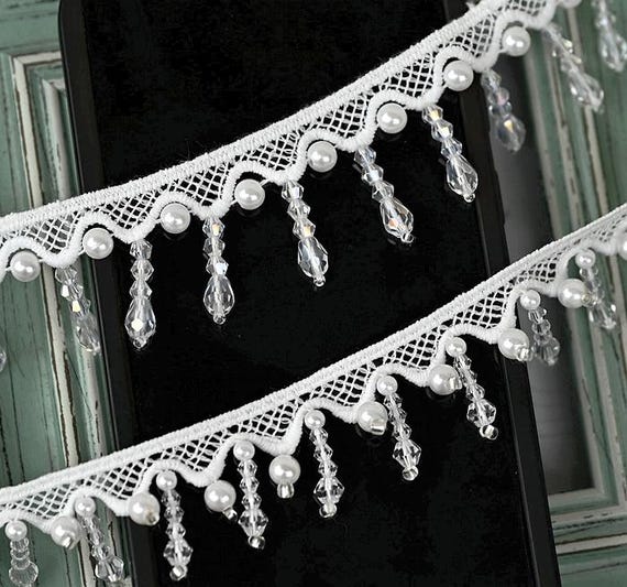 ホワイトリボンドレス ビーズ装飾付き ビーズとリボンの装飾が