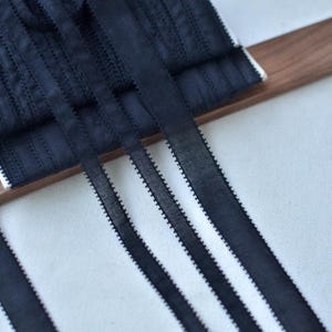 5メートル 1-2.2 cm幅 ネイビー/ベージュ まつげ 子供用スカート ドレス バッグ 靴 シャツ 袖 ヘア 縁飾り レース トリム リボン S18E1196L2401127T
