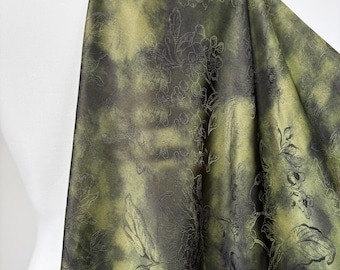 Tessuto di seta jacquard floreale verde scuro largo 1,4 metri, ideale per realizzare giacche, cappotti, abiti, gonne, camicie e pantaloni. Codice articolo: V52T22C250905T.