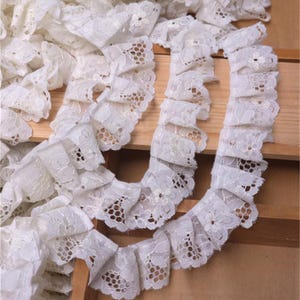 10 Meter 3 cm breites hellbeiges Netz floraler Spitzenbesatz Band plissiert Rüschen Manschetten Kleid Rockkragen Rand Zubehör C24X1016L250518C