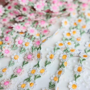 5 Meter 1,5 cm 0.59 "breites cremefarbenes gelbes rosa Gänseblümchen Stickerei diy Kleid Rockeinfassung Materails Dekoration Spitzenbesatz Band G9T1487P240730P