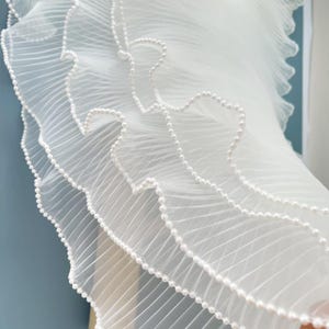 3 mètres 28 cm 11,02 po. de large, perles d'organza ivoire, volants plissés, bordure en dentelle, poignets de la jupe, bords de la robe, décoration C24X1027P250601C