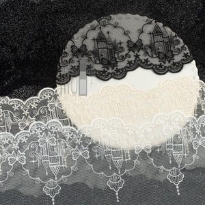 Peut inclure: Une bande de dentelle d&eacute;corative pr&eacute;sentant un motif r&eacute;p&eacute;titif de silhouettes de ch&acirc;teaux, de papillons et d'&eacute;toiles. La dentelle est disponible en noir, blanc et cr&egrave;me, avec un bord festonn&eacute; et des broderies complexes sur tout le tissu.