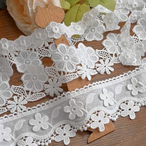 5 yardas (2 cm) de ancho, tela de algodón con flores color marfil bordada para muñecas infantiles, camisas, faldas, vestidos, ribetes, decoración, cinta de encaje N20T789K241107U