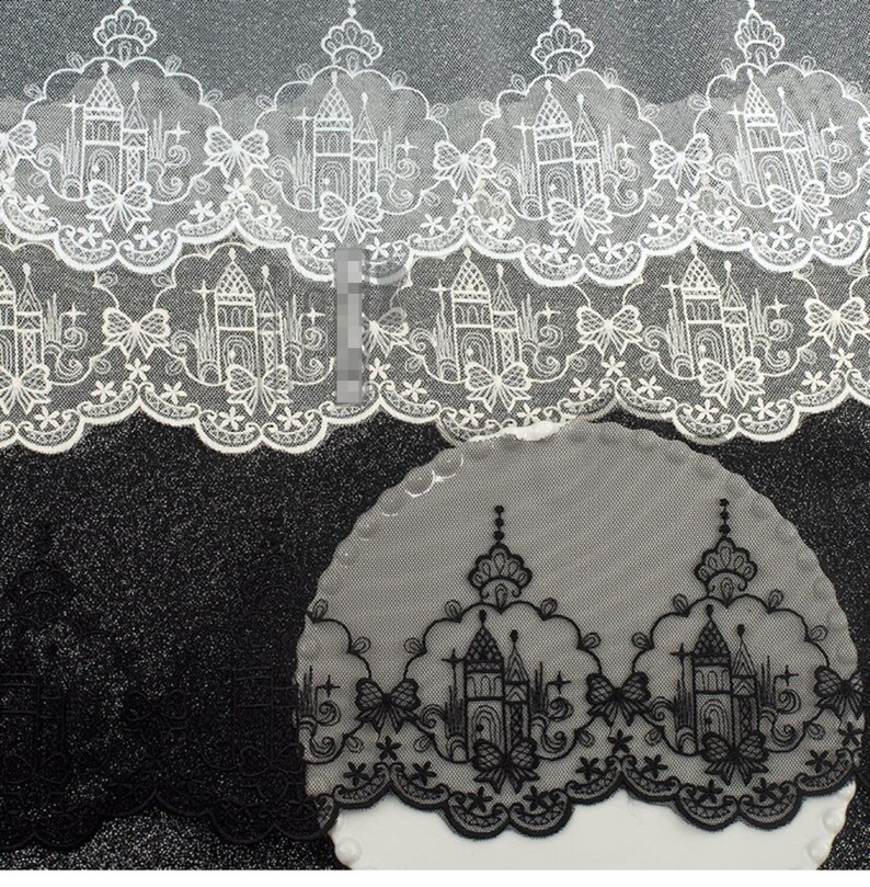 Peut inclure: Une bordure en dentelle blanche et noire pr&eacute;sentant un motif r&eacute;p&eacute;titif de silhouettes de ch&acirc;teaux, d'&eacute;toiles et de n&oelig;uds. La broderie complexe est sur un fond en maille transparente avec un bord festonn&eacute;, r&eacute;v&eacute;lant un design architectural.