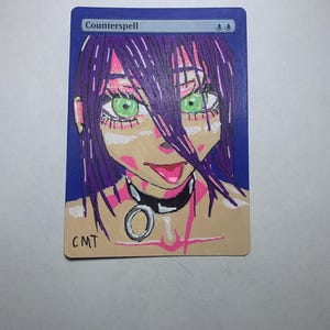 Puede incluir: Una tarjeta dibujada a mano con el texto "Counterspell" en la parte superior. La ilustración presenta un personaje estilizado de estilo anime con cabello morado, ojos verdes y un collar negro. Las iniciales del artista "CMT" están en la esquina inferior izquierda.