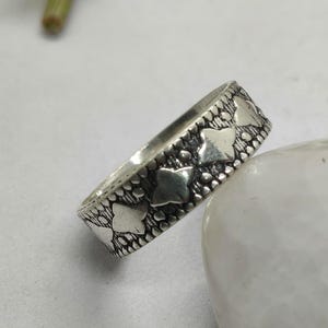 Anillo de plata con diseño de corazón, anillo romántico para mujer, anillo de amor de estilo vintage, anillo minimalista de plata, regalo de anillos apilables para ella.