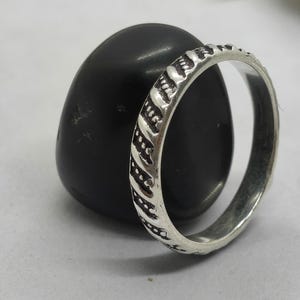 Anillo de plata oxidada, anillo minimalista texturizado, anillo apilable de estilo vintage, anillo de plata delgado para mujer, regalo de anillo para el día a día.