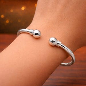 Armring i massivt 925 sterlingsilver med öppen manschett – Minimalistiskt ribbat Kada-armband med kulformad ände