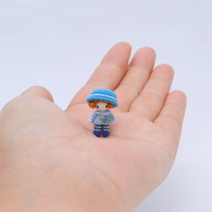 2,5cm. winzige Mädchen Häkelpuppe - Miniaturpuppe - Puppenhausminiatur