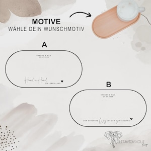 Pu&ograve; includere: Un vassoio di legno chiaro con una tazza di caff&egrave; bianca. L'immagine include due opzioni di design con testo: "MOTIVE W&Auml;HLE DEIN WUNSCHMOTIV". L'opzione A ha il testo "Hannah & Nils 27.07.2025" e "Hand in Hand EIN LEBEN LANG". L'opzione B ha il testo "Hannah & Nils 27.07.2025" e "DER SCH&Ouml;NSTE Weg IST DER gemeinsame".