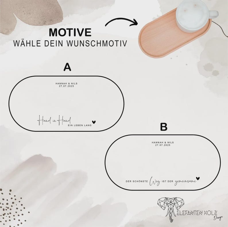 Pu&ograve; includere: Un vassoio di legno chiaro con una tazza di caff&egrave; bianca. L'immagine include due opzioni di design con testo: "MOTIVE W&Auml;HLE DEIN WUNSCHMOTIV". L'opzione A ha il testo "Hannah & Nils 27.07.2025" e "Hand in Hand EIN LEBEN LANG". L'opzione B ha il testo "Hannah & Nils 27.07.2025" e "DER SCH&Ouml;NSTE Weg IST DER gemeinsame".