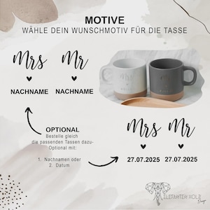 Pu&ograve; includere: Due tazze in ceramica, una grigio chiaro e una grigio scuro, con le parole "Mrs" e "Mr" stampate sopra. Le tazze sono su un vassoio di legno. L'immagine include il testo che dice "MOTIVE" e "Optional".