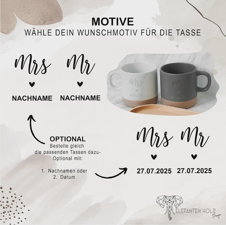 Pu&ograve; includere: Due tazze in ceramica, una grigio chiaro e una grigio scuro, con le parole "Mrs" e "Mr" stampate sopra. Le tazze sono su un vassoio di legno. L'immagine include il testo che dice "MOTIVE" e "Optional".
