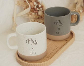 Personalisierbares Holz Tablett mit gravierten Tassen I Hochzeitgeschenk Set für Mr. und Mrs I Brautpaar I Mister und Miss