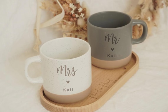 Personalisierbares Holz Tablett mit gravierten Tassen I Hochzeitgeschenk Set für Mr. und Mrs I Brautpaar I Mister und Miss