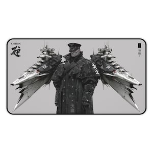 Può includere: Un tappetino da scrivania rettangolare con una figura centrale in un cappotto militare scuro e berretto, affiancata da due grandi e dettagliate navi da guerra futuristiche. Il design include il testo OBSK e caratteri giapponesi.