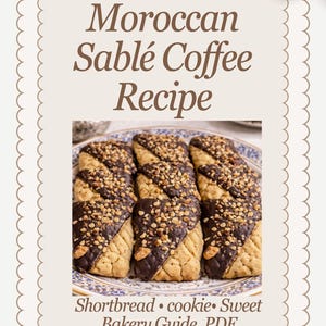 Peut inclure: Un guide de recette intitulé "Moroccan Sablé Coffee Recipe" présentant une assiette de biscuits. Les biscuits sont à moitié trempés dans du chocolat et garnis de noix. Le guide comprend les mots "Shortbread, cookie, Sweet Bakery Guide, PDF".
